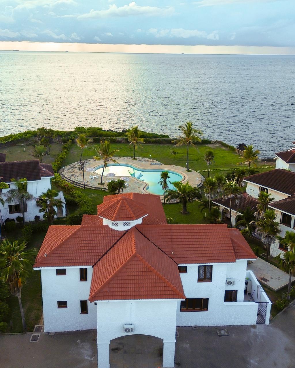 Creek Villa, 5BR